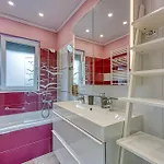 Gaya In With Xl Pool And Stunning Garden ポレッチ