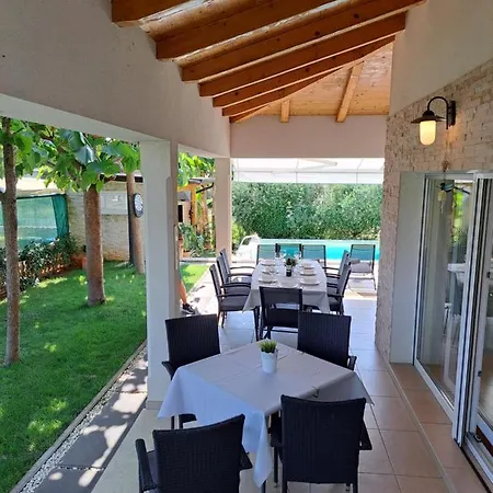 Villa Gaya In With Xl Pool And Stunning Garden Poreč