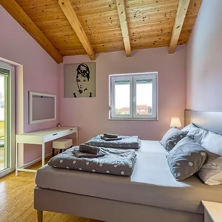 Gaya In With Xl Pool And Stunning Garden * Poreč