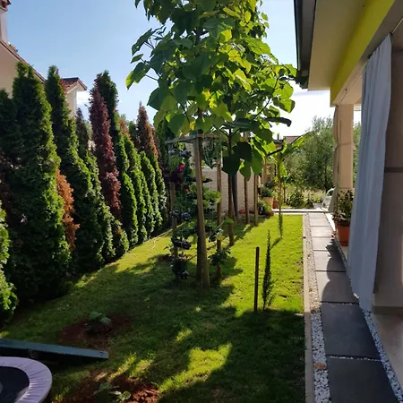 Vila Gaya In With Xl Pool And Stunning Garden Poreč