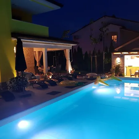 Gaya In With Xl Pool And Stunning Garden Vila Poreč