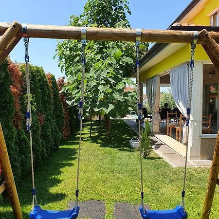 Vila Gaya In With Xl Pool And Stunning Garden Poreč