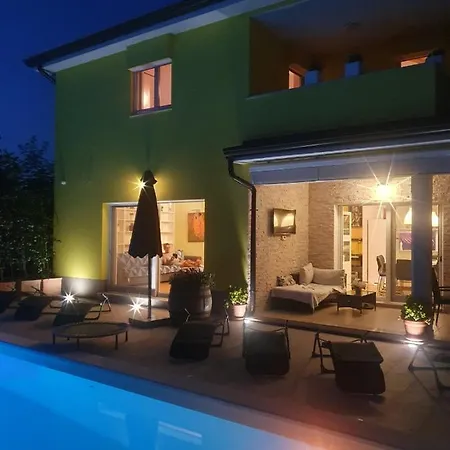 Vila Gaya In With Xl Pool And Stunning Garden Poreč