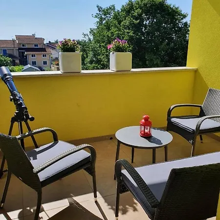Gaya In With Xl Pool And Stunning Garden Vila Poreč