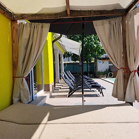 Vila Gaya In With Xl Pool And Stunning Garden Poreč