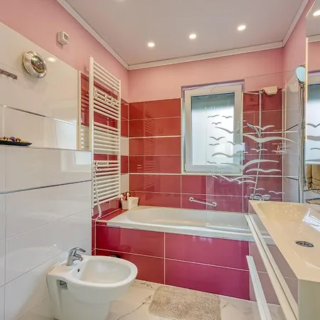 Vila Gaya In With Xl Pool And Stunning Garden Poreč