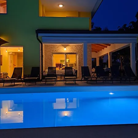 Gaya In With Xl Pool And Stunning Garden Vila *
