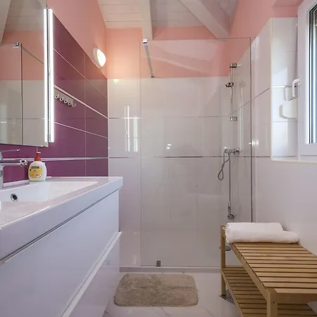 Gaya In With Xl Pool And Stunning Garden Vila *