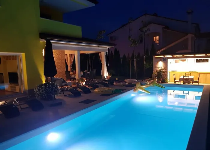 Gaya In With Xl Pool And Stunning Garden 빌라 포레치