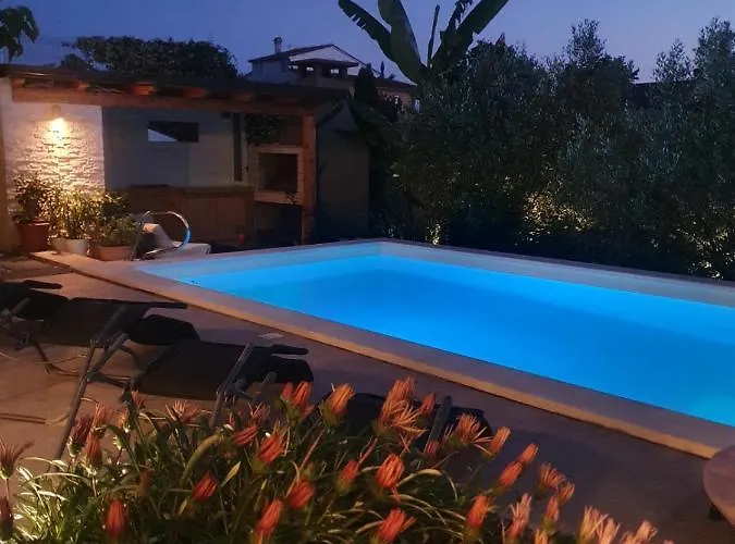 Gaya In With Xl Pool And Stunning Garden 빌라 *