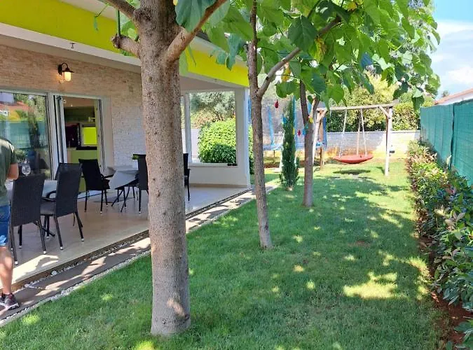 Gaya In With Xl Pool And Stunning Garden * 포레치
